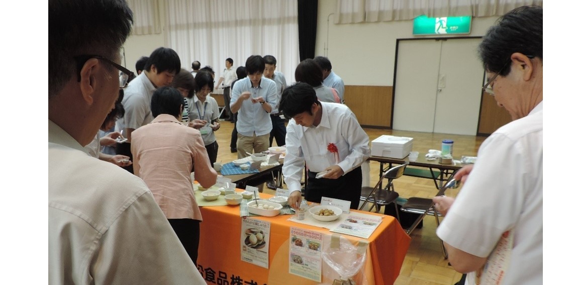 　休憩時間とシンポジウム終了後には、旭松食品株式会社による介護食の試食会も行われました。