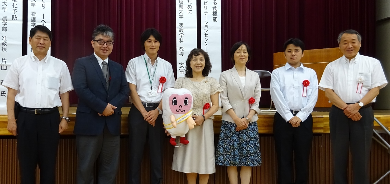 終了後、講師の先生方と一緒に。（左より、中村副機構長（信州大学農学部長）、福村直毅先生、片山茂先生、安富和子先生、安田貴恵子先生、野田宏潤氏、向山機構長）　　　　