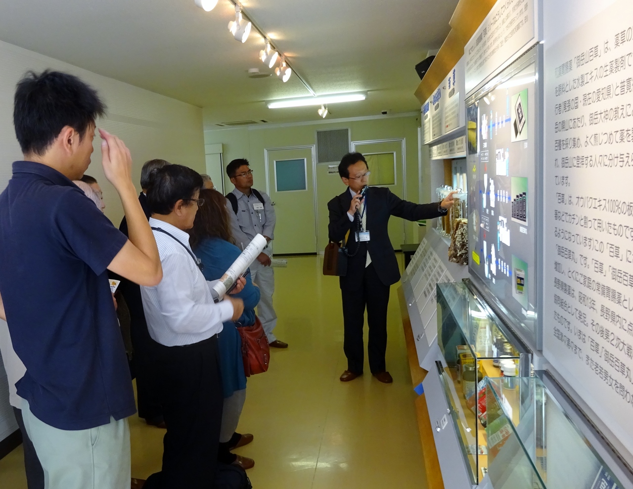 　　　　長野県製薬(株)見学の様子(1)